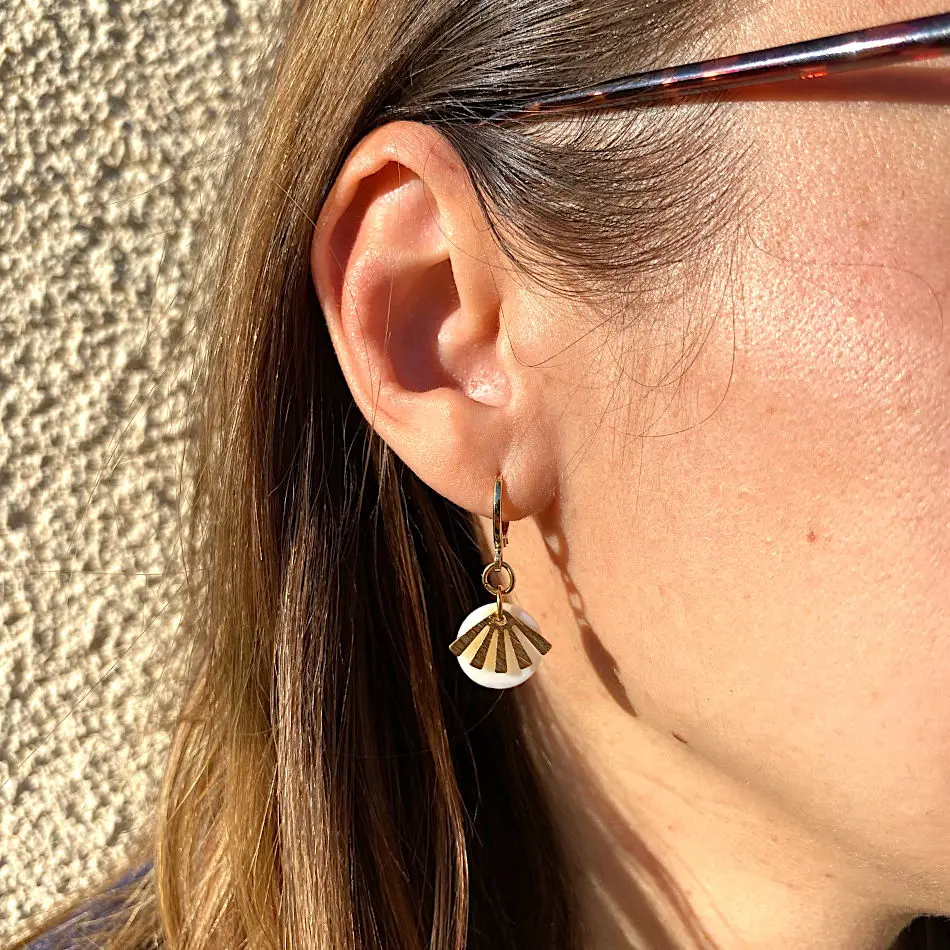 Boucle d'oreille Aube portée.webp